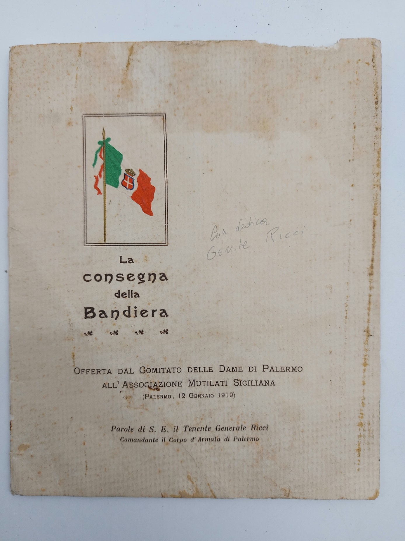 La consegna della bandiera offerta dal Comitato delle Dame di Palermo all'Associazione Mutilati Siciliana